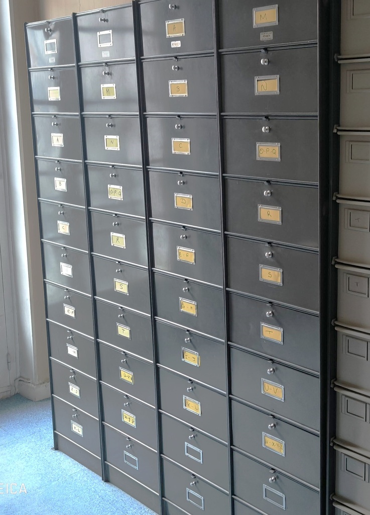 Meuble colonne à clapets gris vintage