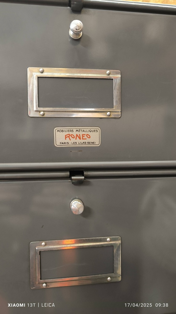 Meuble colonne à clapets gris vintage