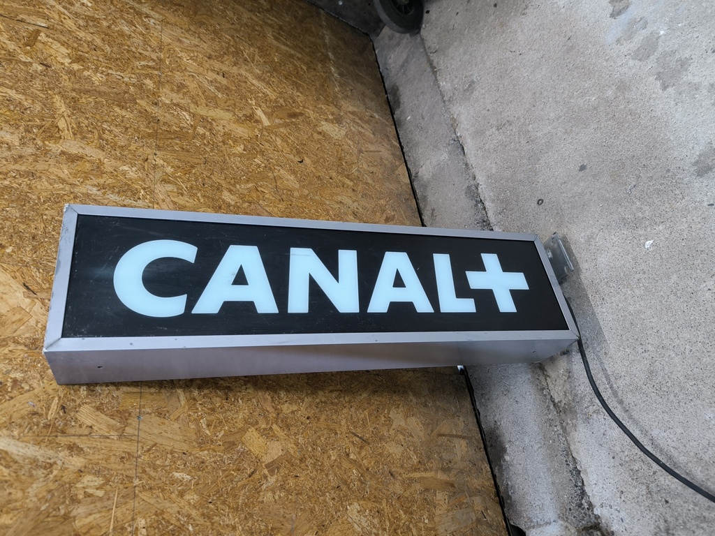 Enseigne Canal+