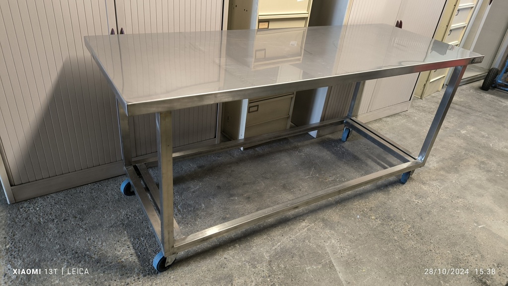 Table inox sur roulettes